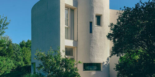 casa-ideale-luca-pronzato-carla-sozzani-villa-bank-arles-france-designboom-700-500×400-22b08q85r599