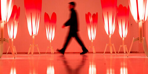 crimson-procession-immersive-light-sound-installation-reza-raeisifar-designboom-700-1-500×400-22b08q85r374