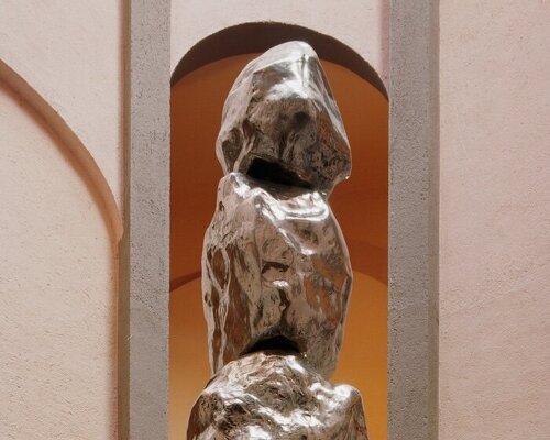 luna-paiva-300-kilogram-stainless-steel-totem-bofill-la-fabrica-designboom-5-500×400-22b08q85r442