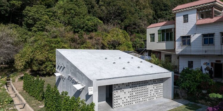 6-_______________The_single-slope_roof_opens_up_to_the_lush_northern_mountains._____Chao_Zhang