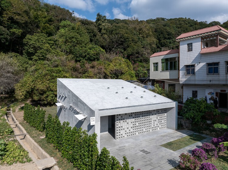 6-_______________The_single-slope_roof_opens_up_to_the_lush_northern_mountains._____Chao_Zhang