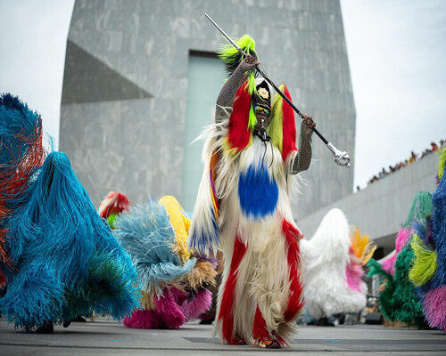 nick-caves-soundsuits-body-stage-sound-movement-identity-designboom-700-500×400-22b08q85r383