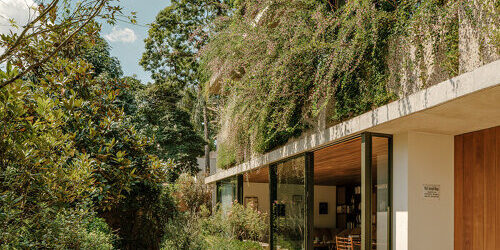continuous-vertical-gardens-layered-planters-111-house-sao-paulo-isay-weinfeld-rodrigo-oliveira-designboom-700-500×400-22b08q85r109