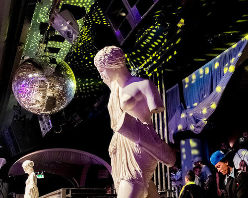 nightswimming-giovanna-silva-discotheques-light-nightlife-guest-essay-designboom-700-500×400-22b08q85r744