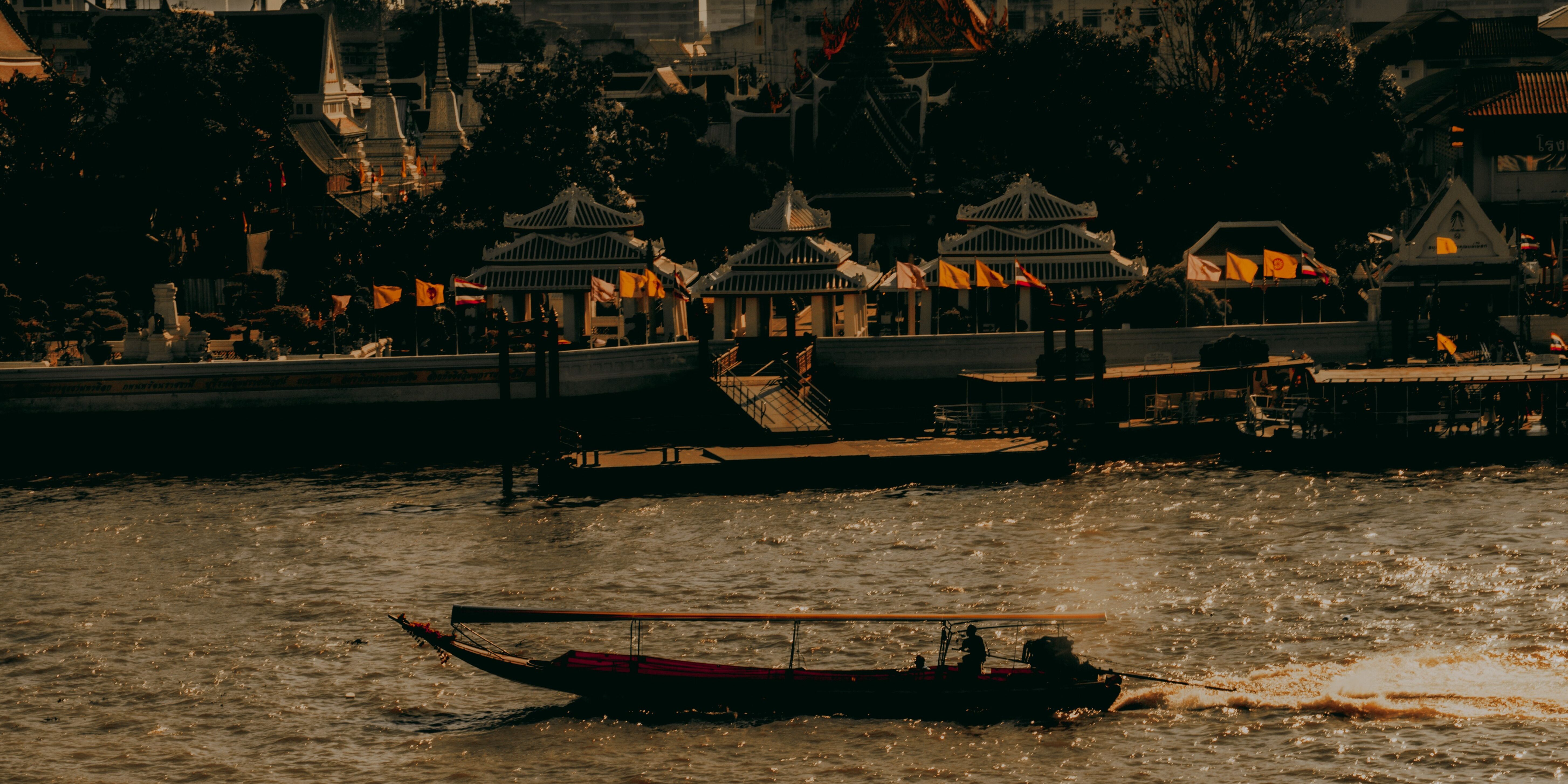 traditional20long-tail20boat20gliding20along20the20Chao20Phraya20River