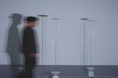 yotaro-sakamoto-schattenrequisit-column-kinetic-installation-threads-human-movement-shifting-shadows-designboom-700-500x400-22b08q85r846
