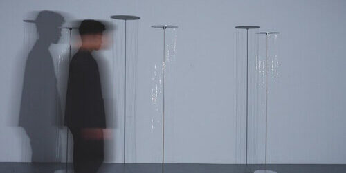 yotaro-sakamoto-schattenrequisit-column-kinetic-installation-threads-human-movement-shifting-shadows-designboom-700-500×400-22b08q85r846